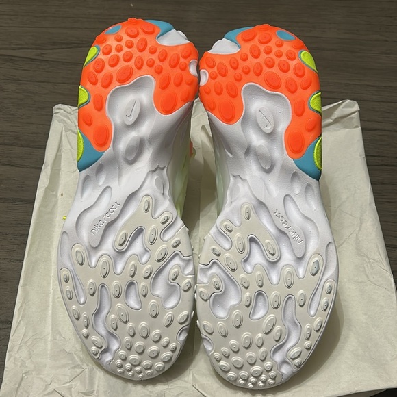 Nike React Presto Barely Volt - Picture 4 of 12